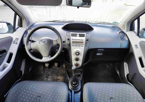 Toyota Yaris cena 13900 przebieg: 124000, rok produkcji 2006 z Częstochowa małe 529